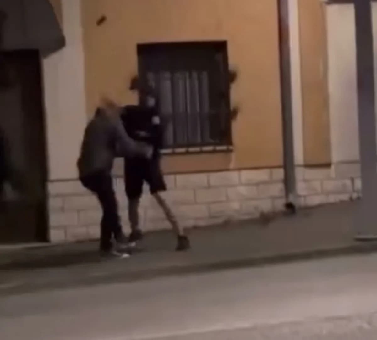 Na društvenim mrežama osvanula snimka: Napadač nokautirao osobu kod Trga Matka Peića u Požegi