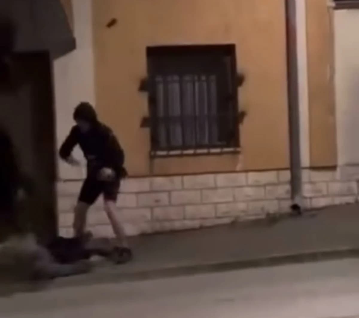 Na društvenim mrežama osvanula snimka: Napadač nokautirao osobu kod Trga Matka Peića u Požegi