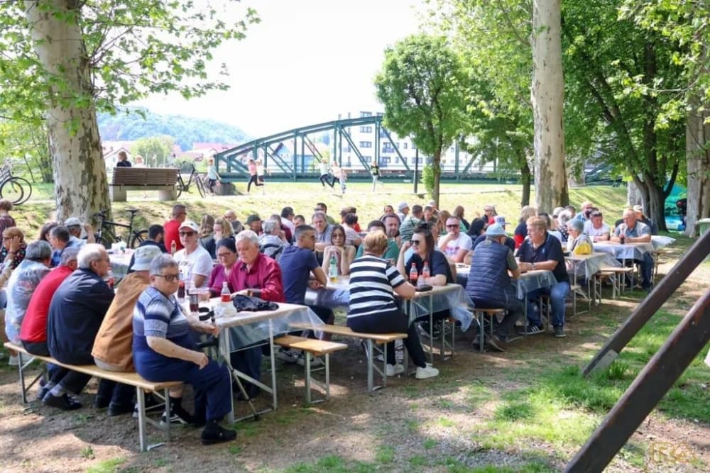 Požega proslavila Praznik rada uz Požeški kotlić i obiteljsku biciklijadu