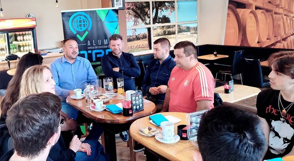 Inspirativna “Kava s alumnijem” u Požegi: Povezivanje generacija kroz znanje, iskustvo i viziju razvoja