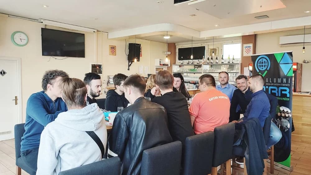 Inspirativna “Kava s alumnijem” u Požegi: Povezivanje generacija kroz znanje, iskustvo i viziju razvoja