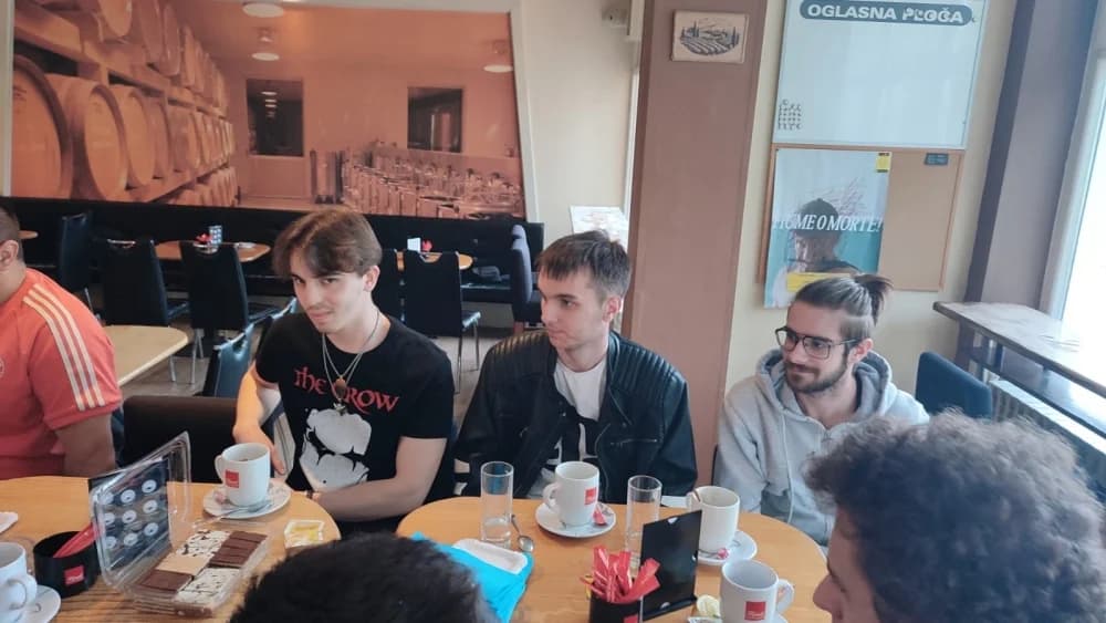 Inspirativna “Kava s alumnijem” u Požegi: Povezivanje generacija kroz znanje, iskustvo i viziju razvoja