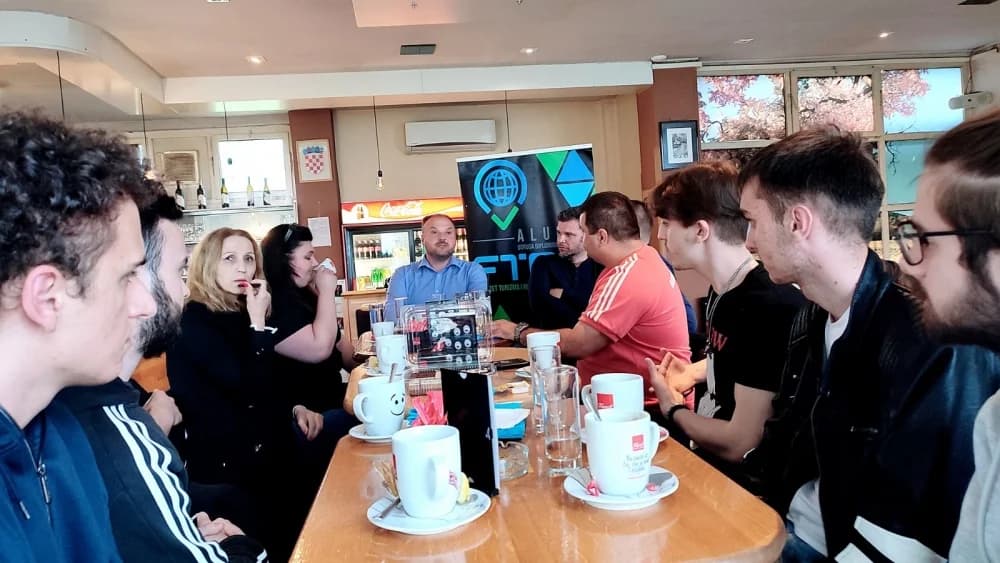 Inspirativna “Kava s alumnijem” u Požegi: Povezivanje generacija kroz znanje, iskustvo i viziju razvoja