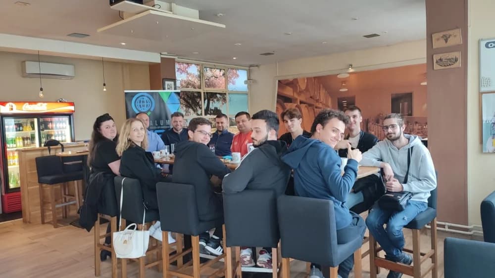Inspirativna “Kava s alumnijem” u Požegi: Povezivanje generacija kroz znanje, iskustvo i viziju razvoja