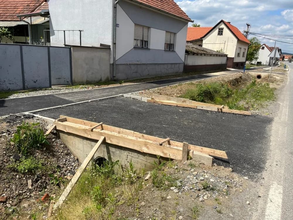 FOTO: Radovi na veliko - Asfaltne baze okupirale Frkljevce i Kadanovce