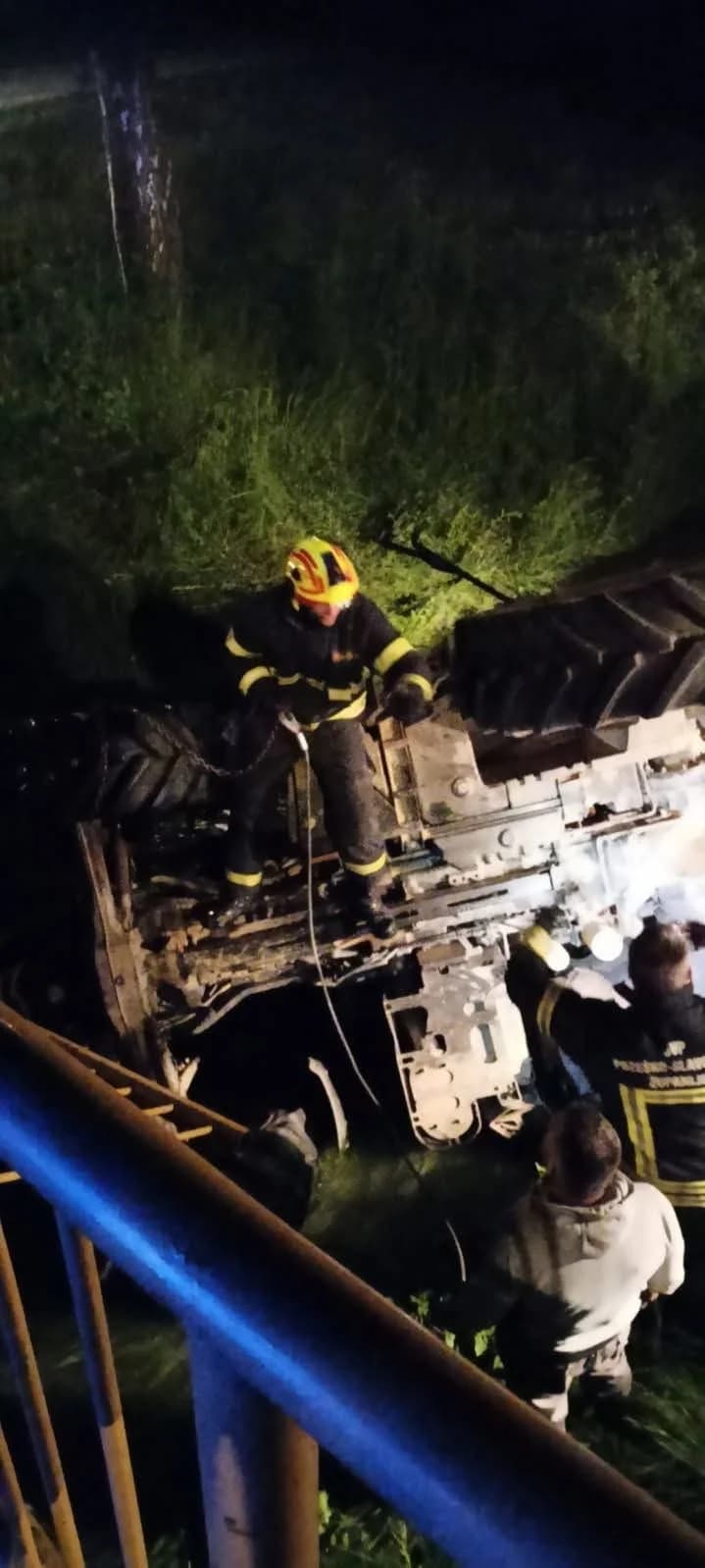 U Trenkovu traktorom sletio u potok