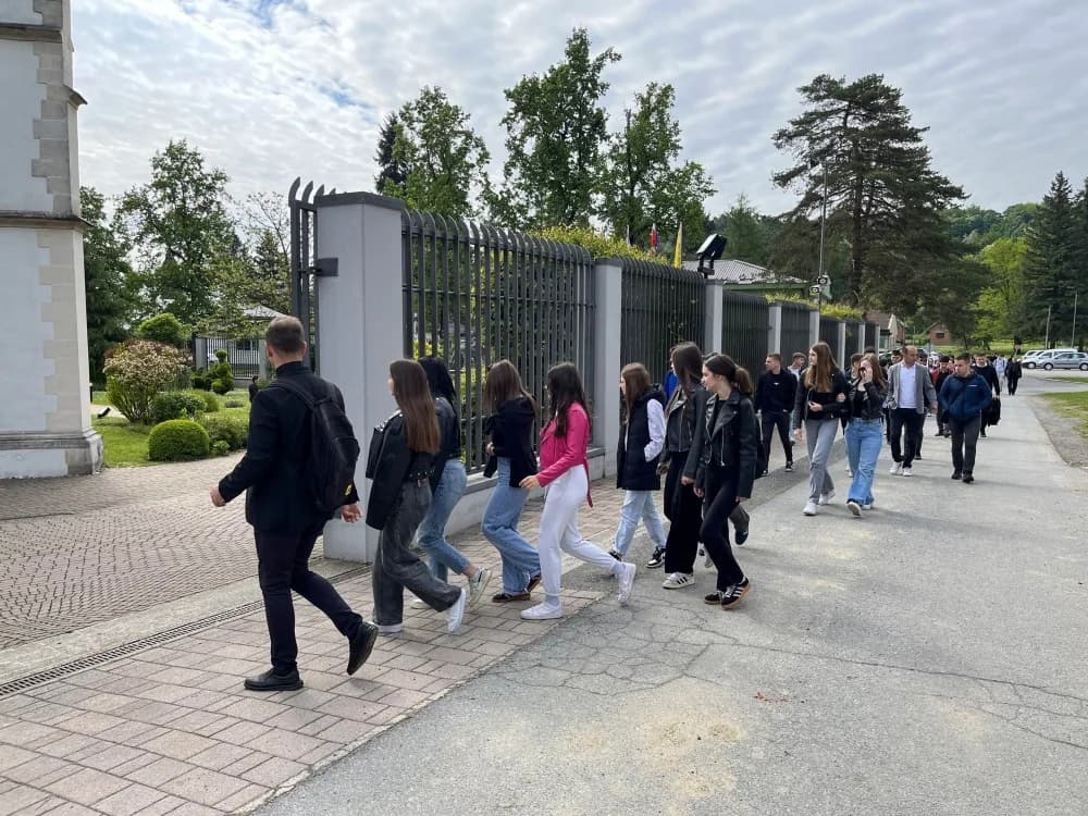 Učenici katoličkih gimnazija iz Požege i Virovitice hodočastili u Voćin