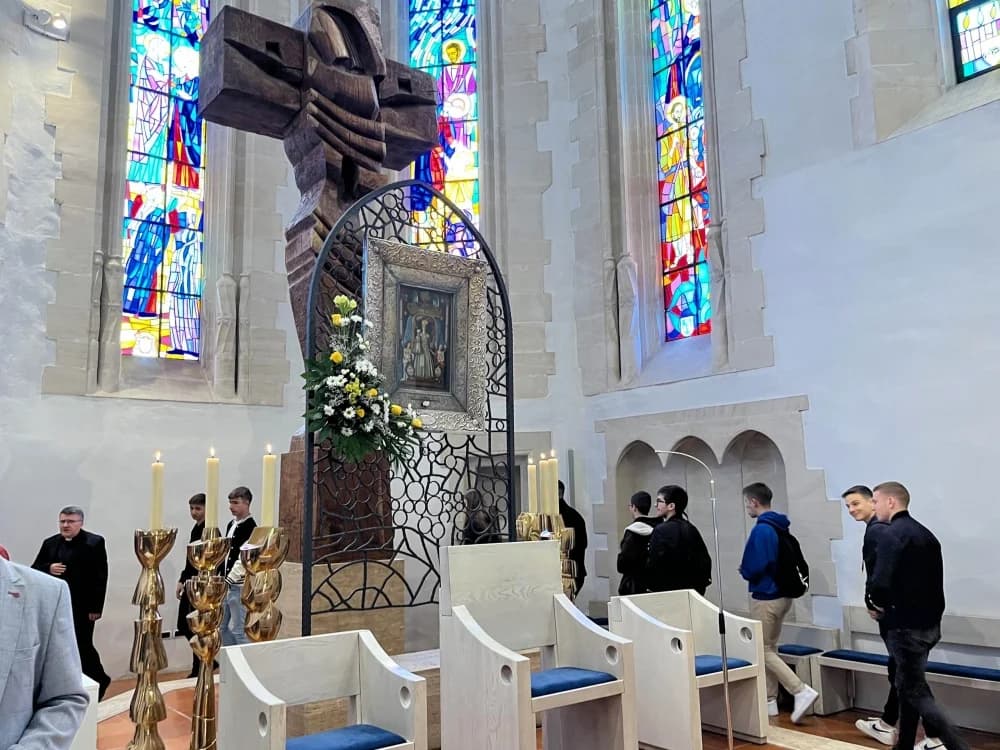 Učenici katoličkih gimnazija iz Požege i Virovitice hodočastili u Voćin