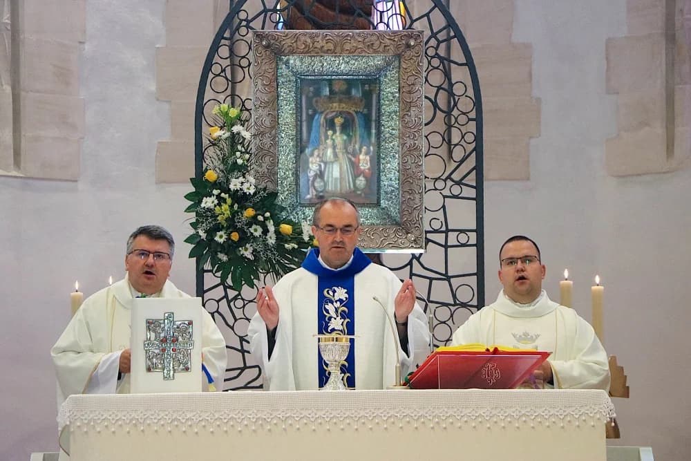 Učenici katoličkih gimnazija iz Požege i Virovitice hodočastili u Voćin