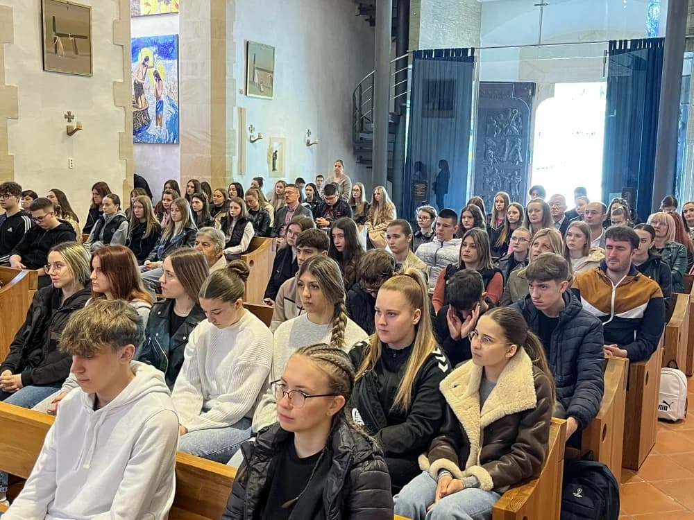 Učenici katoličkih gimnazija iz Požege i Virovitice hodočastili u Voćin