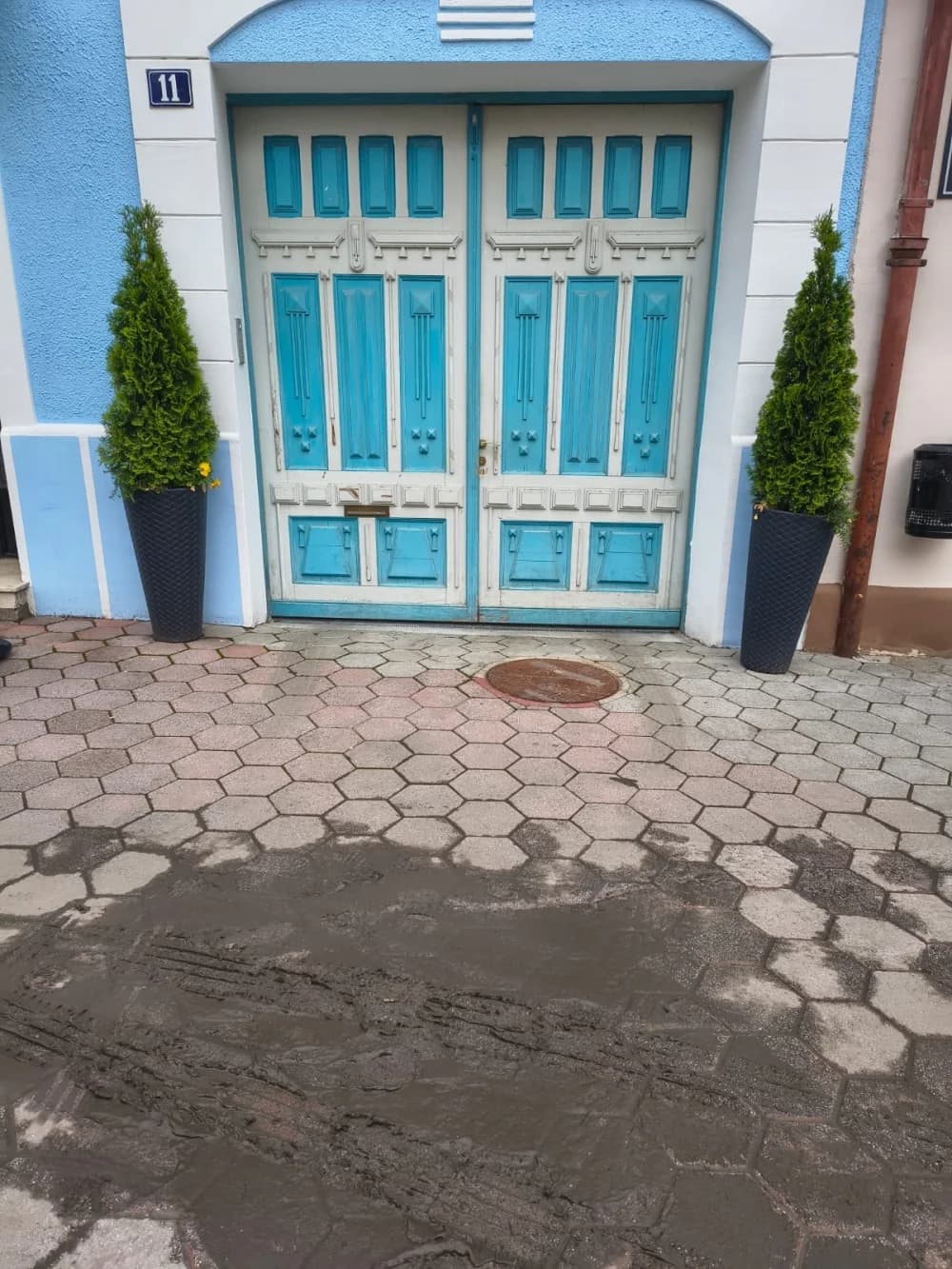 ’Živo blato’ u srcu pješačke zone u Požegi neugodno iznenadilo prolaznike