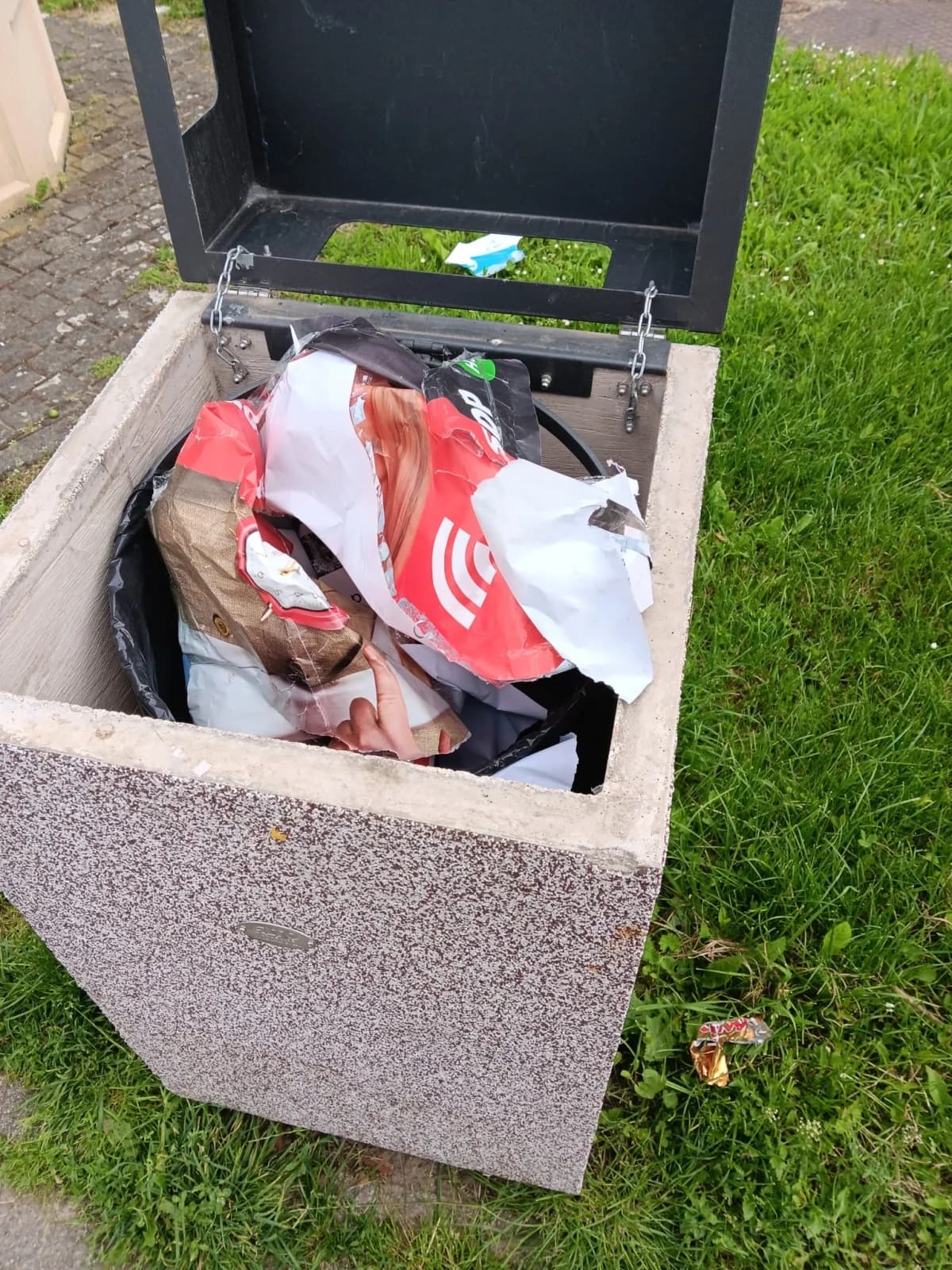 HDZ-ova ofenziva plakatima: Pokidali i prelijepili sve oporbene plakate