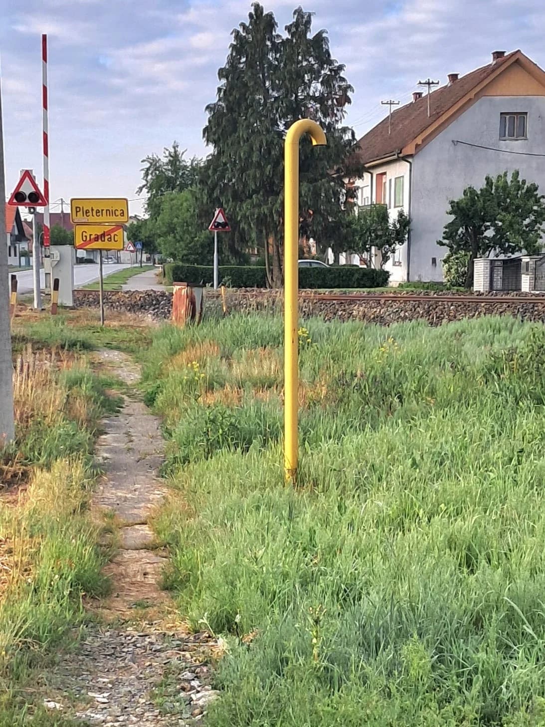 Gradac već 30 godina čeka: Kozja staza umjesto nogostupa i zastoj radova na kanalizaciji