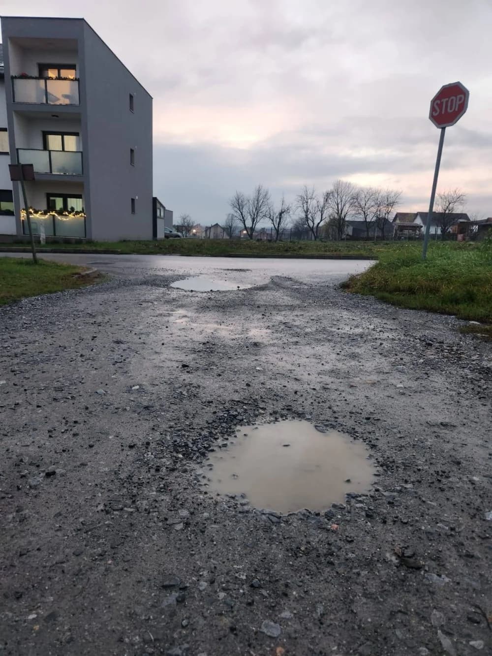 Stanari Ulice Vinka Paulskog i dalje bez asfalta, iako ih je Grad Požega stavio u proračun još 2024. godine