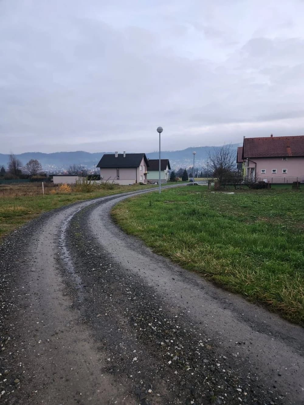 Stanari Ulice Vinka Paulskog i dalje bez asfalta, iako ih je Grad Požega stavio u proračun još 2024. godine