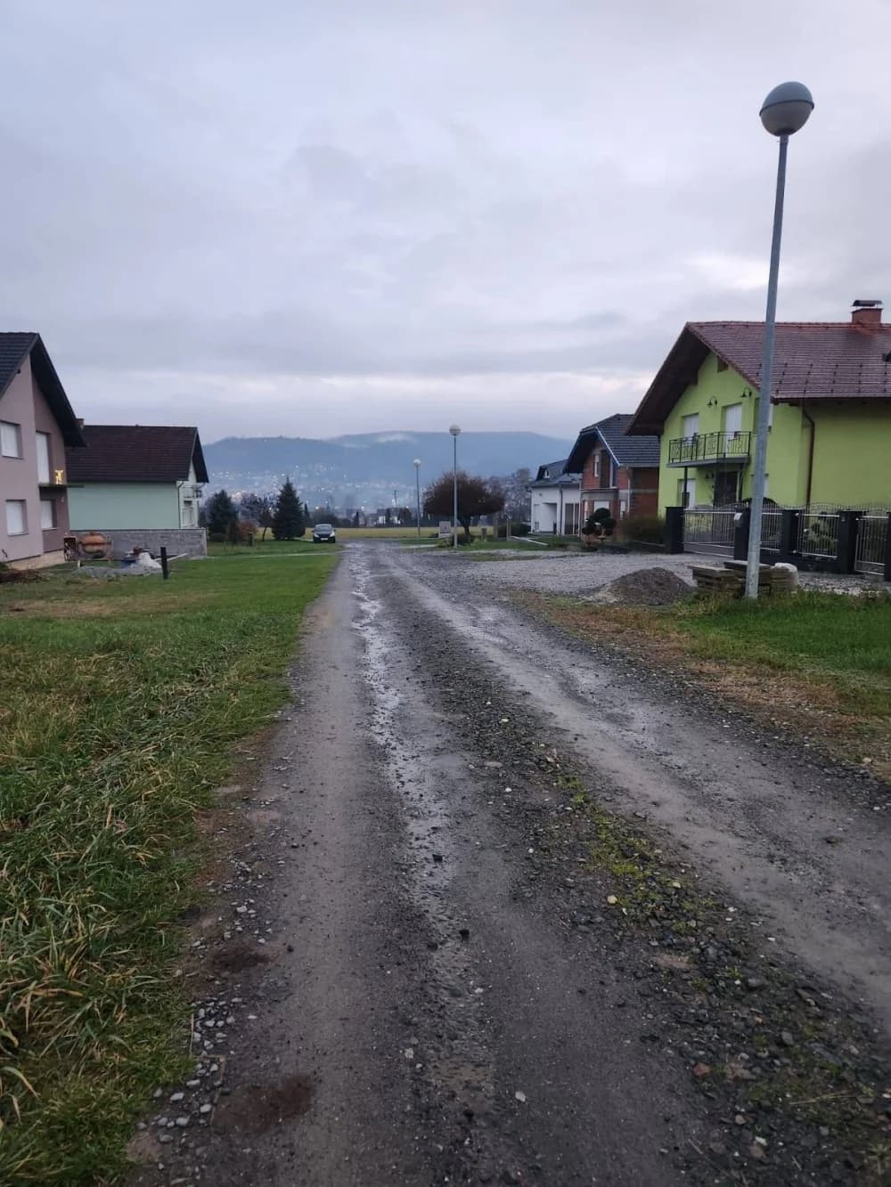 Stanari Ulice Vinka Paulskog i dalje bez asfalta, iako ih je Grad Požega stavio u proračun još 2024. godine