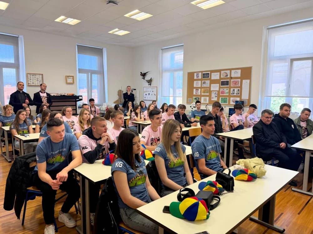 Susret biskupa Ive s maturantima požeške Katoličke gimnazije