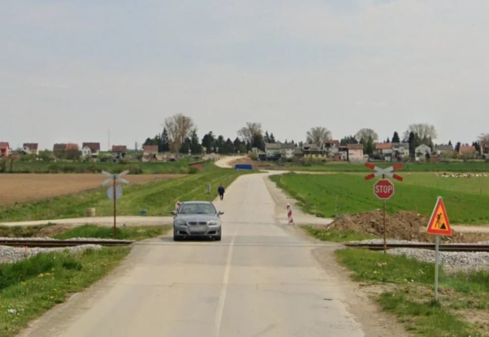 U sudaru osobnog automobila i vlaka nastala materijalna šteta