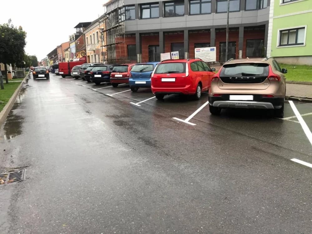 Iz nezaključanog automobila ukraden novčanik