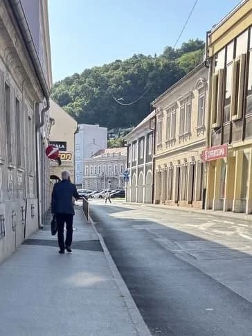  ’Paparazzo lov’: Gradonačelnik u odlasku, dr. sc. Željko Glavić laganim hodom na putu do posla