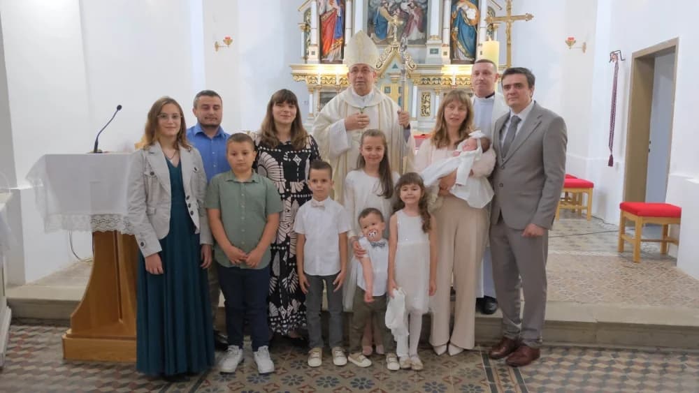 Biskup Ivo krstio peto dijete roditelja Petranović u Bučju