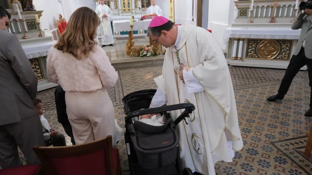 Biskup Ivo krstio peto dijete roditelja Petranović u Bučju