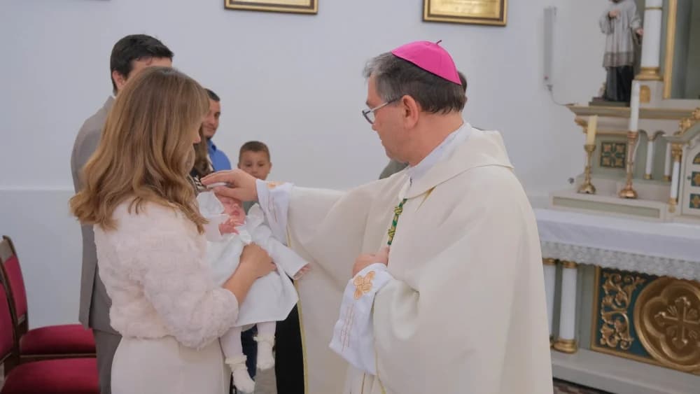 Biskup Ivo krstio peto dijete roditelja Petranović u Bučju
