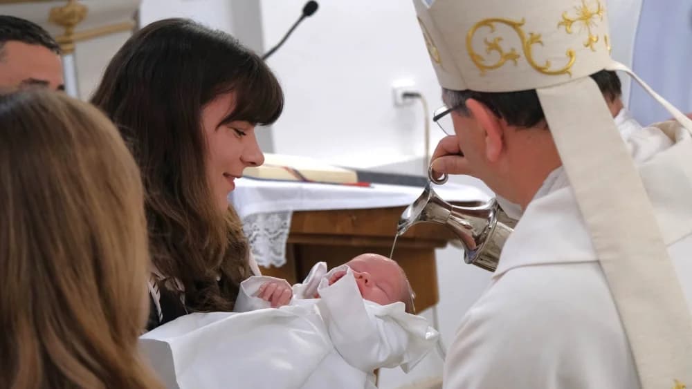 Biskup Ivo krstio peto dijete roditelja Petranović u Bučju