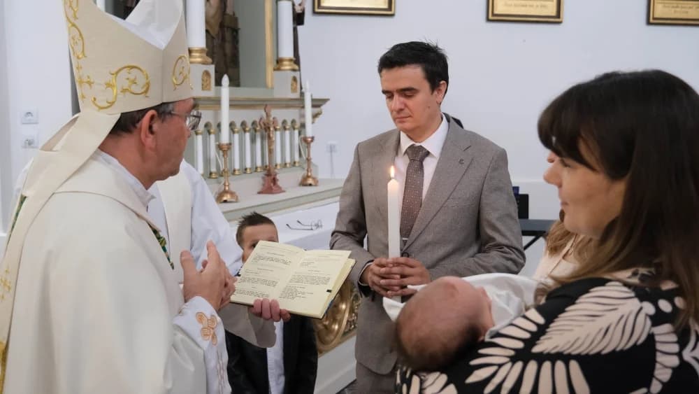 Biskup Ivo krstio peto dijete roditelja Petranović u Bučju