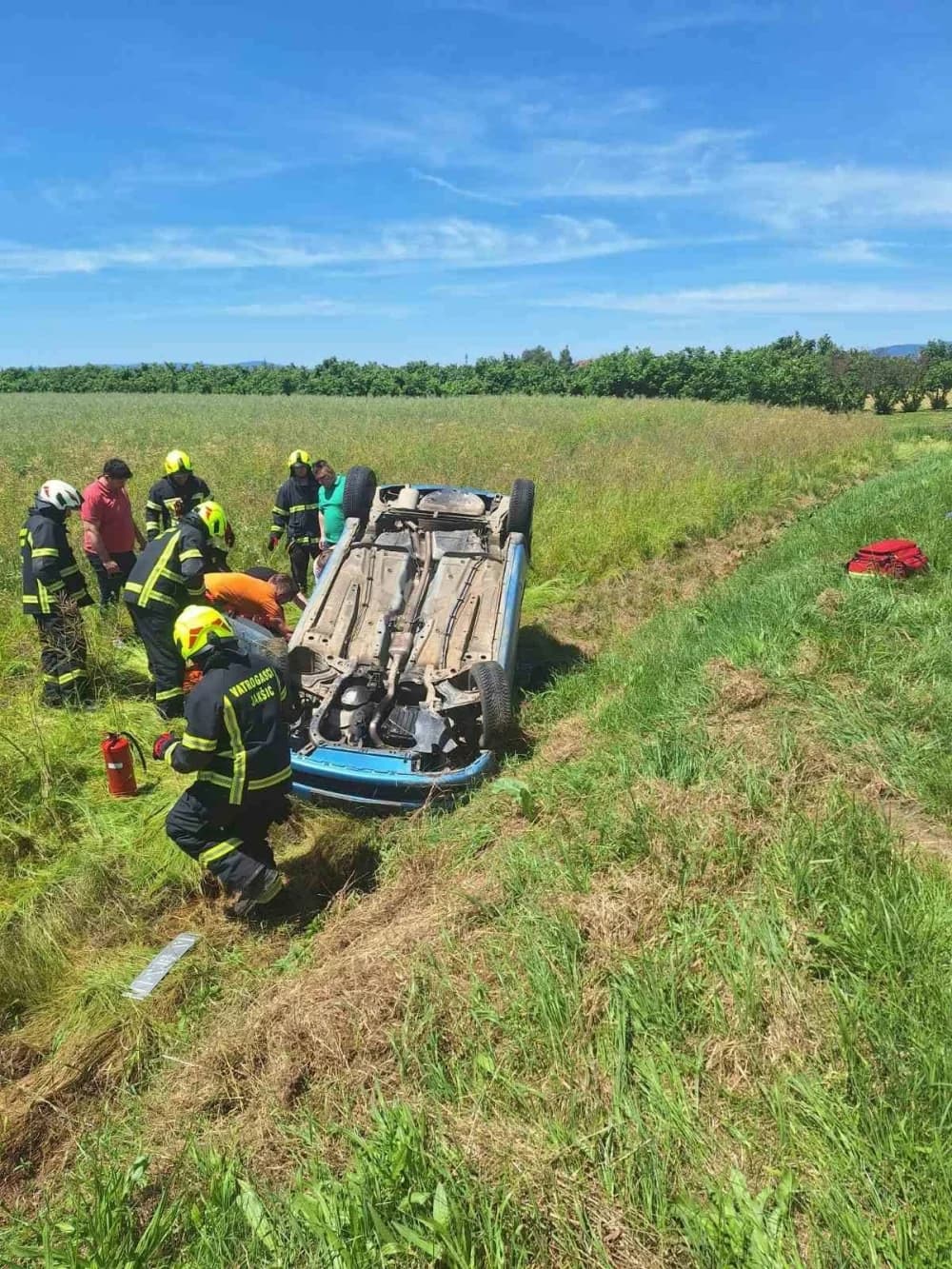 FOTO: Između Jakšića i Trapara sletio s ceste. Završio je na krovu