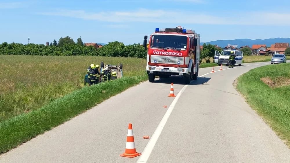 FOTO: Između Jakšića i Trapara sletio s ceste. Završio je na krovu