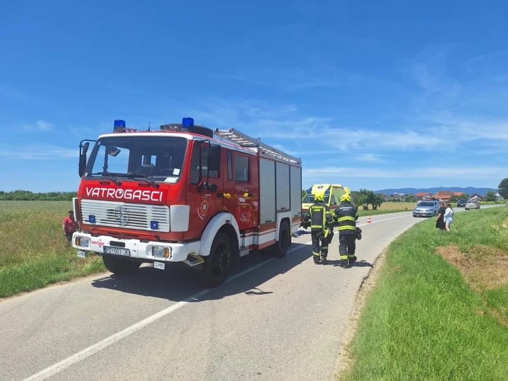 FOTO: Između Jakšića i Trapara sletio s ceste. Završio je na krovu