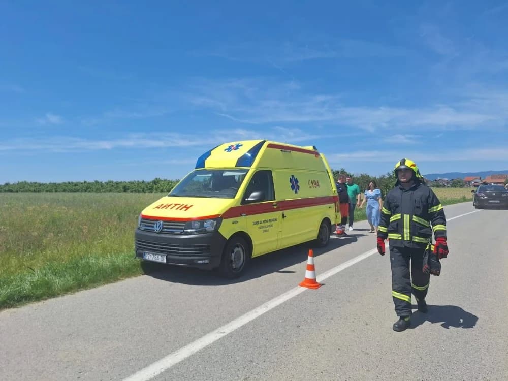 FOTO: Između Jakšića i Trapara sletio s ceste. Završio je na krovu