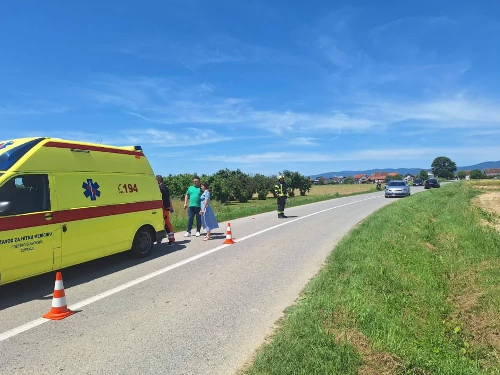 FOTO: Između Jakšića i Trapara sletio s ceste. Završio je na krovu