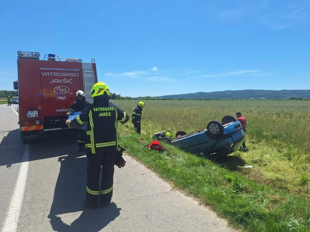 FOTO: Između Jakšića i Trapara sletio s ceste. Završio je na krovu