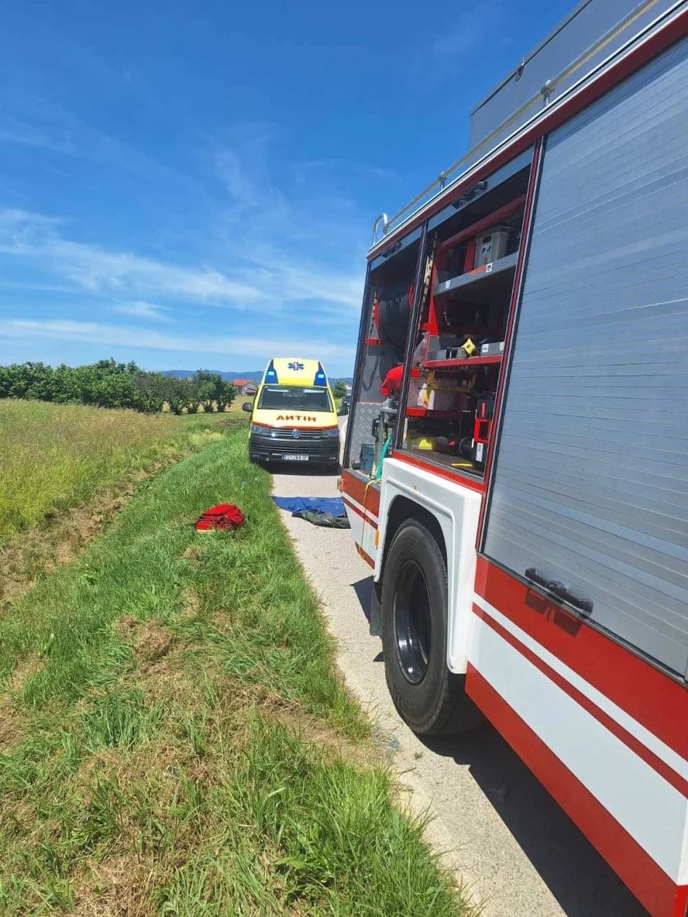 FOTO: Između Jakšića i Trapara sletio s ceste. Završio je na krovu