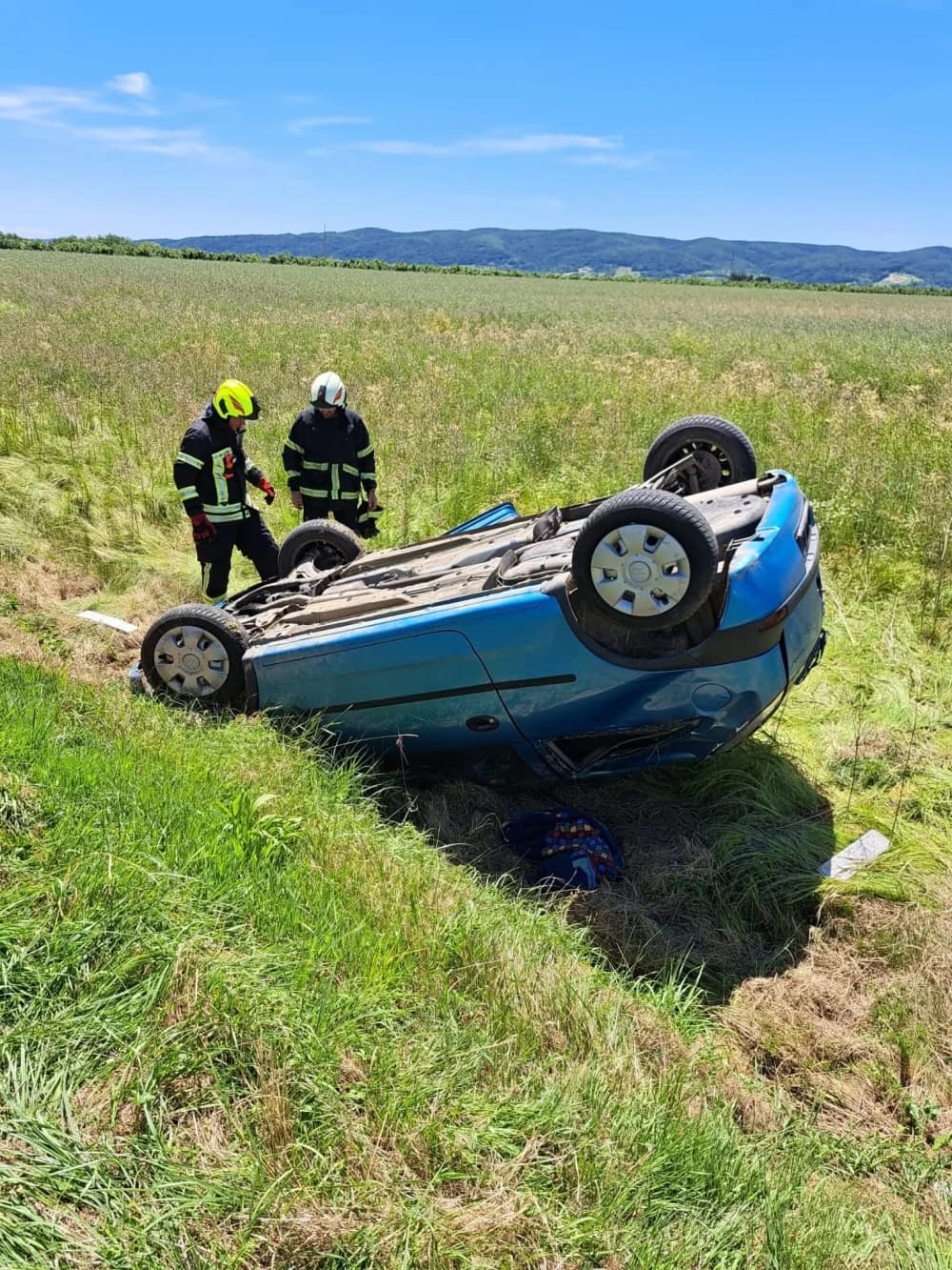 FOTO: Između Jakšića i Trapara sletio s ceste. Završio je na krovu
