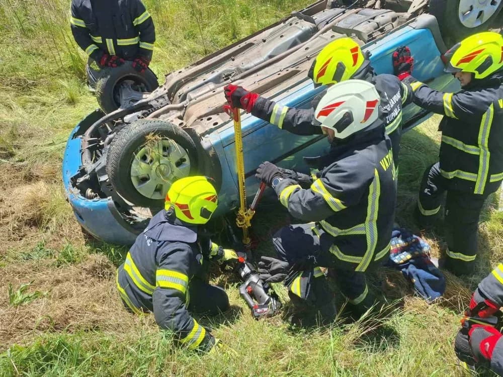 FOTO: Između Jakšića i Trapara sletio s ceste. Završio je na krovu