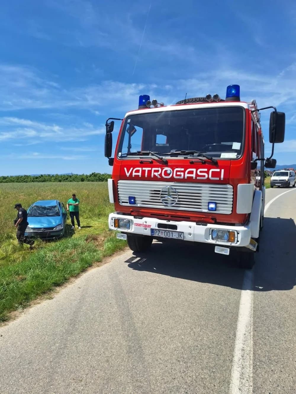 FOTO: Između Jakšića i Trapara sletio s ceste. Završio je na krovu