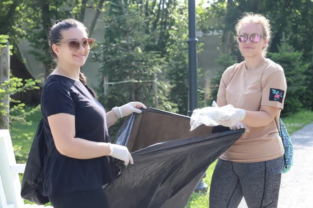 Volonteri svih generacija ujedinjeni u čišćenju Lipika i okolnih naselja