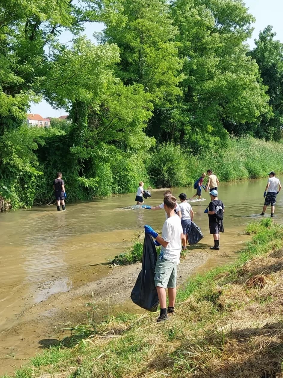 Volonteri svih generacija ujedinjeni u čišćenju Lipika i okolnih naselja