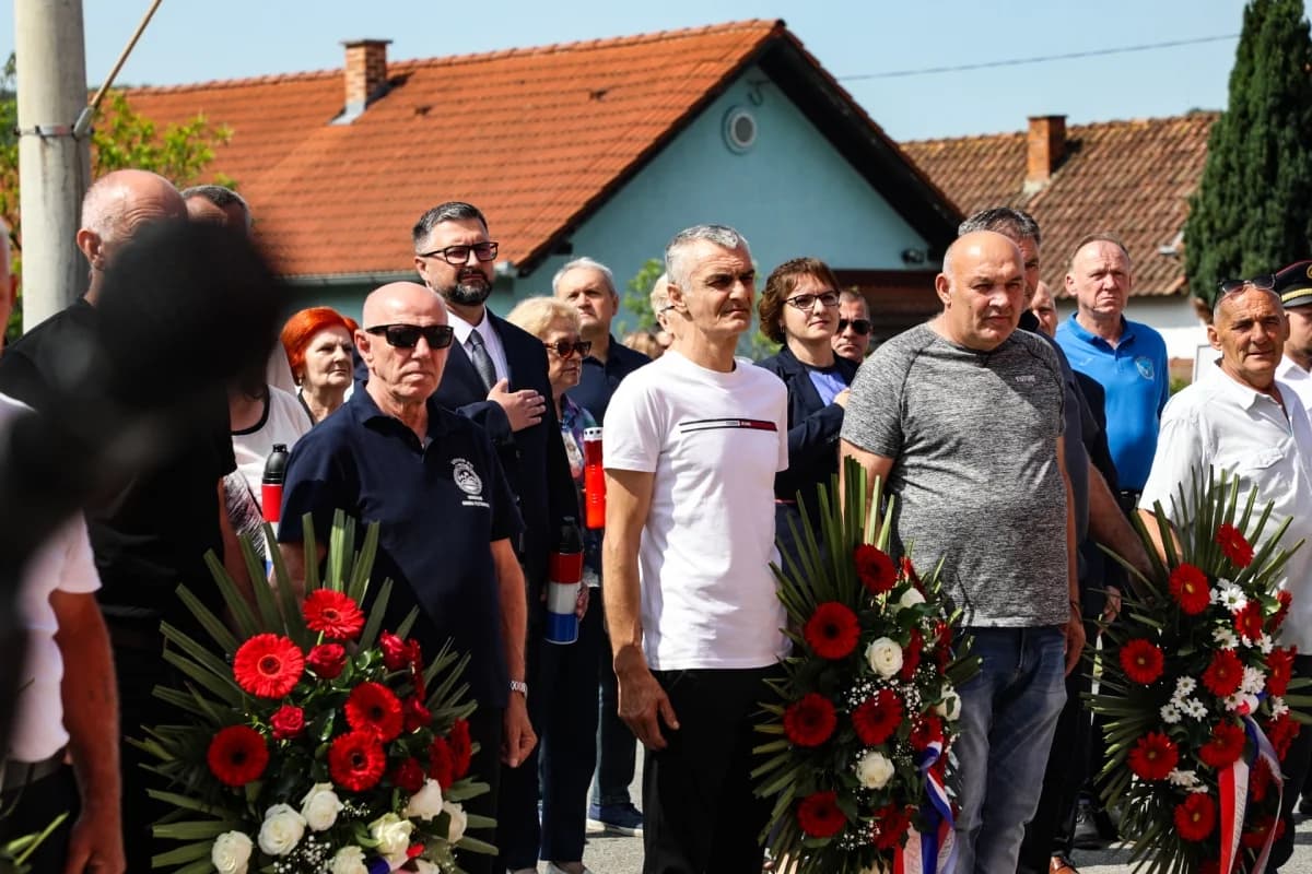 Otkrivena spomen-ploča Tomi Periću u Buku: „Ovo je trajno obilježje na žrtvu, zajedništvo, i borbu naših branitelja“