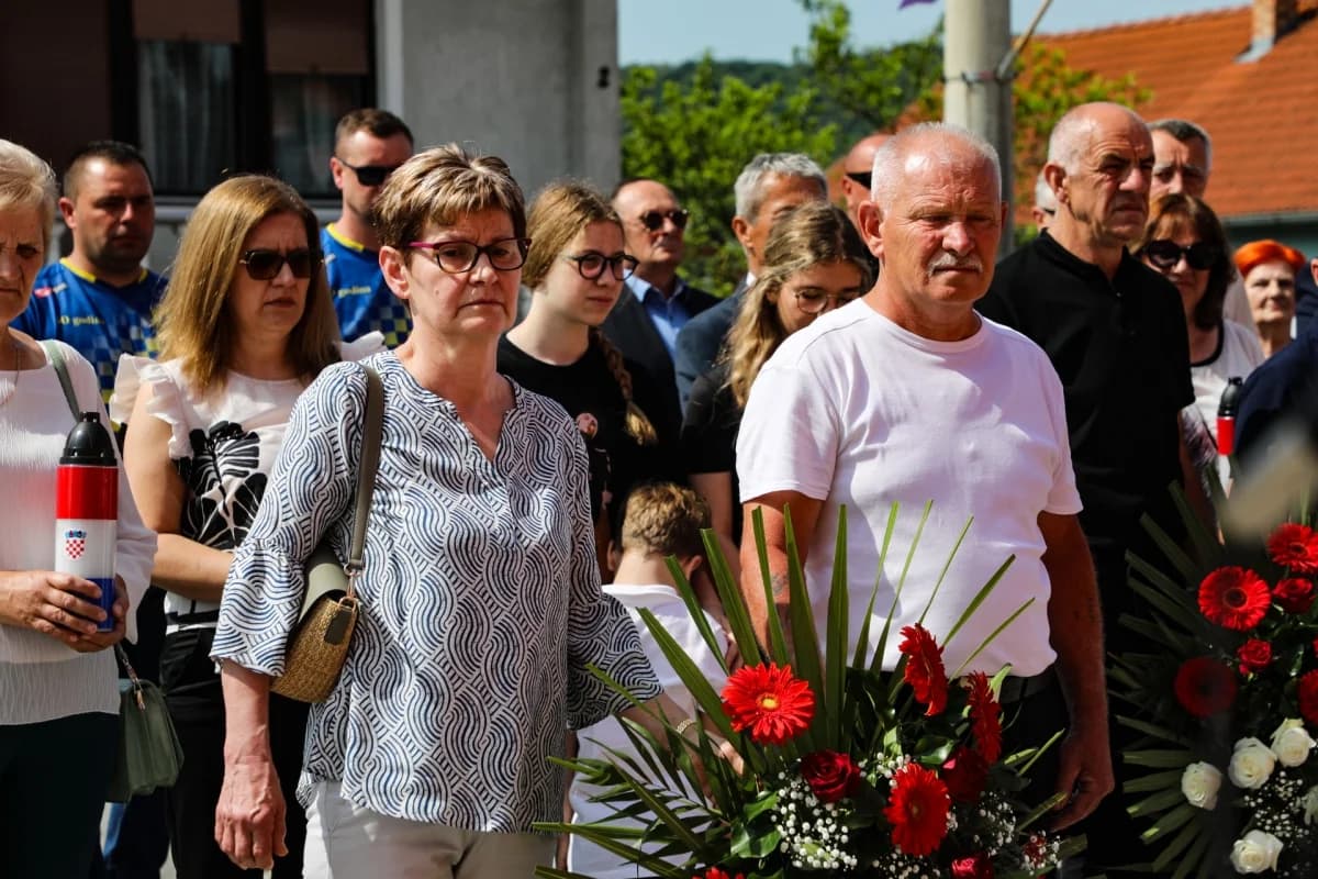 Otkrivena spomen-ploča Tomi Periću u Buku: „Ovo je trajno obilježje na žrtvu, zajedništvo, i borbu naših branitelja“