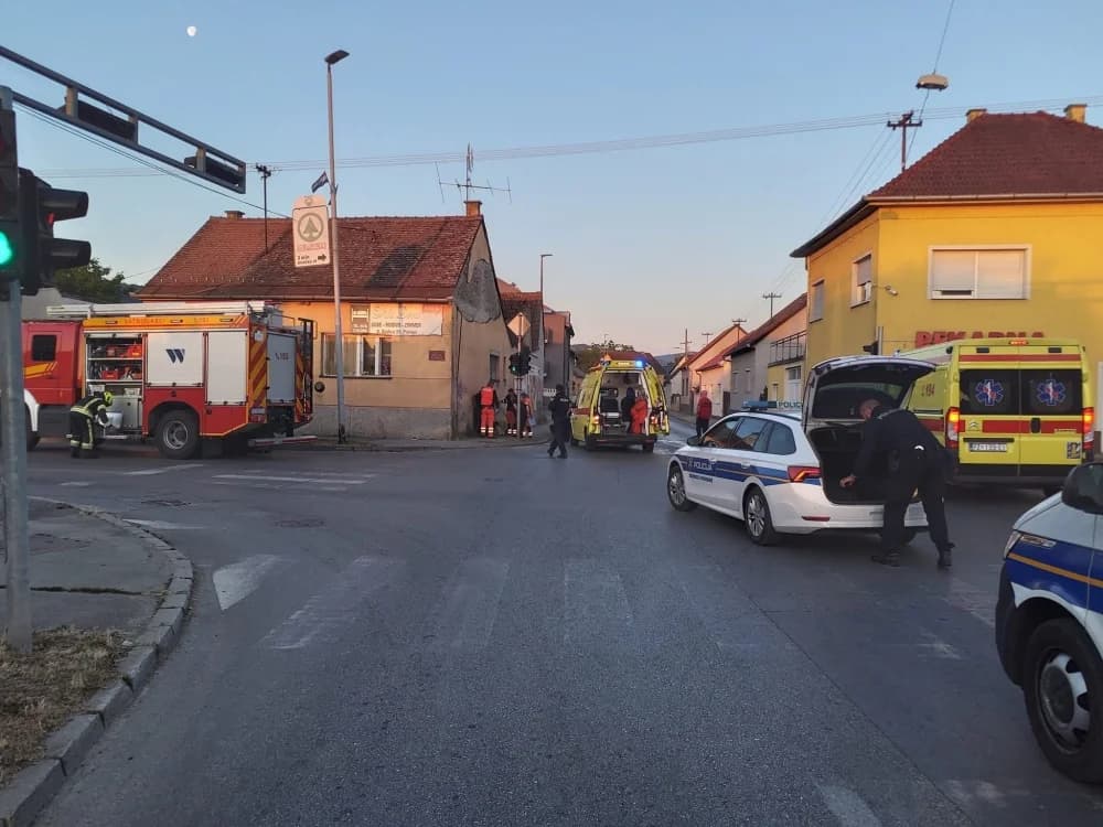 Prometna nesreća u ranim jutarnjim satima: Više ozlijeđenih u sudaru dvaju vozila, teretno vozilo završilo u pekarni