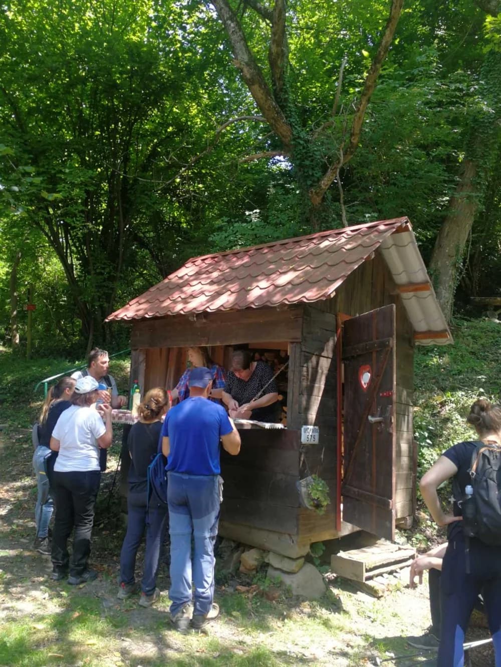S prirodom u srcu: HPD „Sokolovac“ Požega na nezaboravnom pohodu kroz lipičke staze