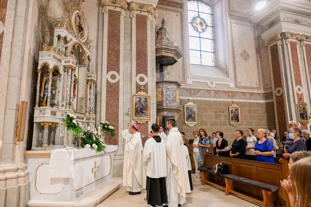 Blagoslov oltara Presvetog Srca Isusova u novogradiškoj Župi Bezgrješnog začeća BDM