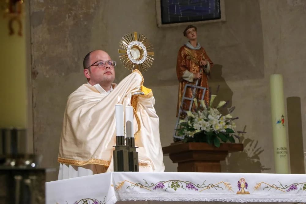 Molitveno bdijenje uoči prezbiterskog ređenja u Požegi
