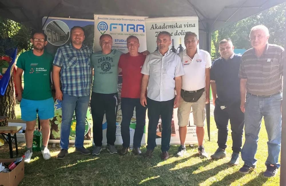 Slanvin 2025.’ u Kaptolu: Spoj Akademske Energije i Planinarske Tradicije Obogatio Festival Slanine i Vina
