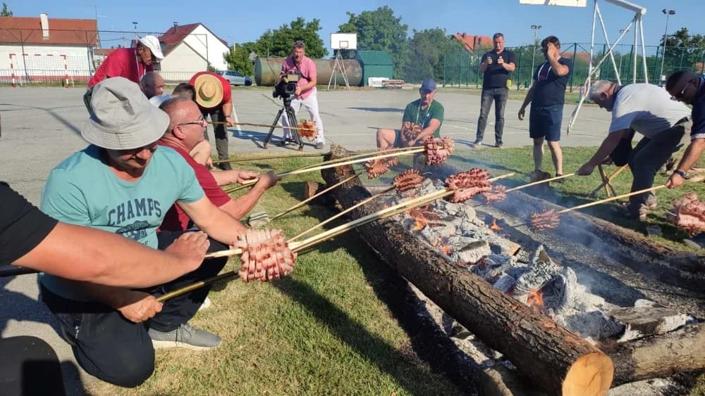 Slanvin 2025.’ u Kaptolu: Spoj Akademske Energije i Planinarske Tradicije Obogatio Festival Slanine i Vina