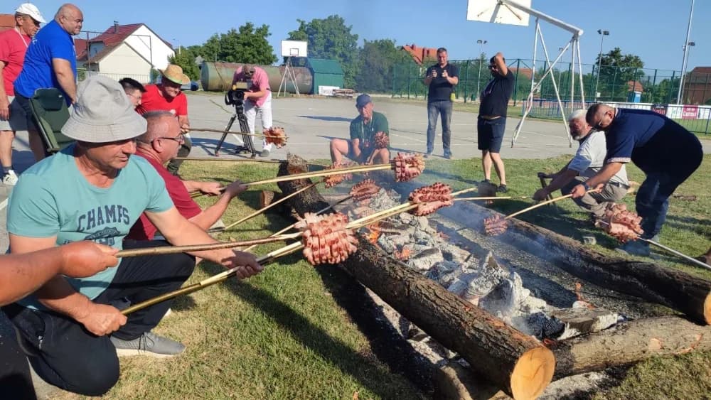 Slanvin 2025.’ u Kaptolu: Spoj Akademske Energije i Planinarske Tradicije Obogatio Festival Slanine i Vina